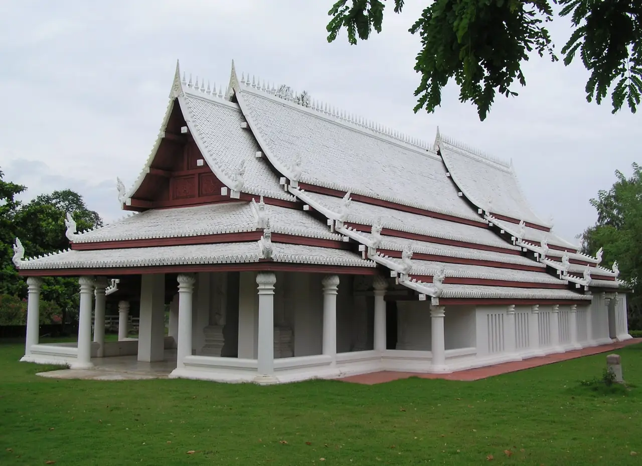 จำลองวิหารสุโขทัยในเมืองโบราณ ภาพของ Ananda จาก Wikimedia Commons สาธารณสมบัติ ไม่ระบุวันที่ Commons