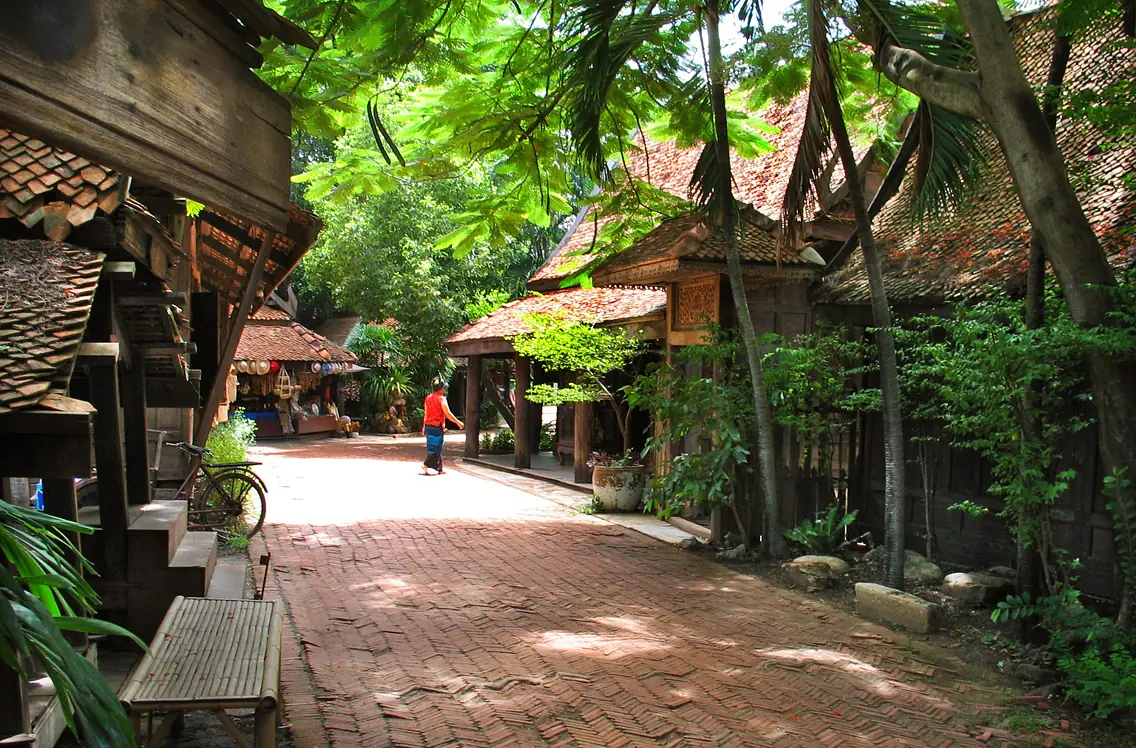 ถนนตลาดโบราณในเมืองโบราณ ภาพของ Heinrich Damm จาก Wikimedia Commons ใบอนุญาต CC BY 2.0 ถ่ายเมื่อ มิ.ย. 2546 ภาพเก่า Commons