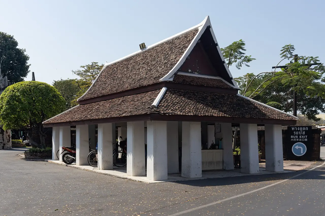 ที่จอดจักรยานใกล้ทางเข้าเมืองโบราณ ภาพของ iMahesh จาก Wikimedia Commons ใบอนุญาต CC BY-SA 4.0 ถ่ายเมื่อ ก.พ. 2569 Commons