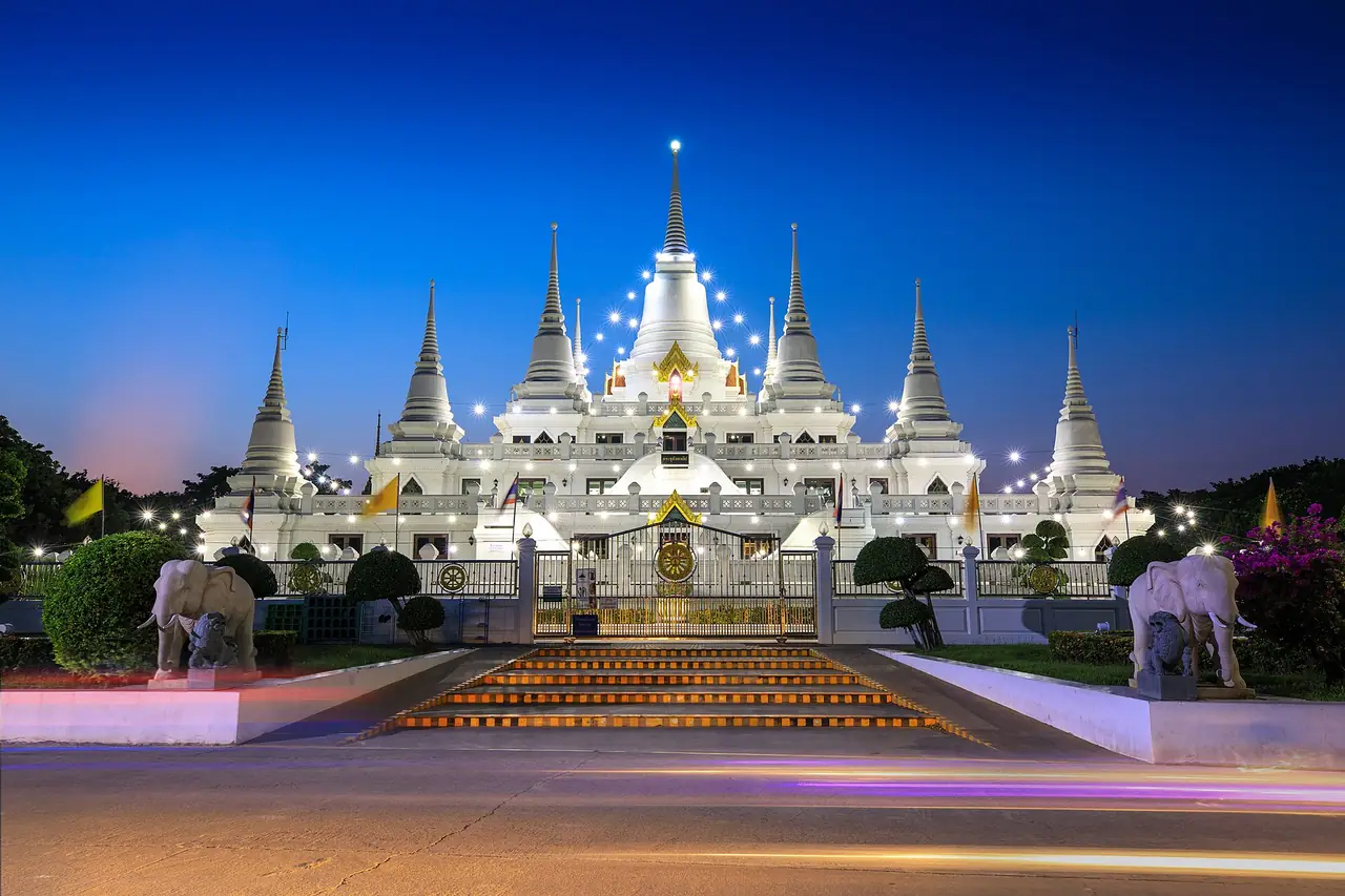พระธุตังคเจดีย์ วัดอโศการาม ภาพของ PhotobyTawat จาก Wikimedia Commons ใบอนุญาต CC BY-SA 4.0 ถ่ายยามค่ำ Commons