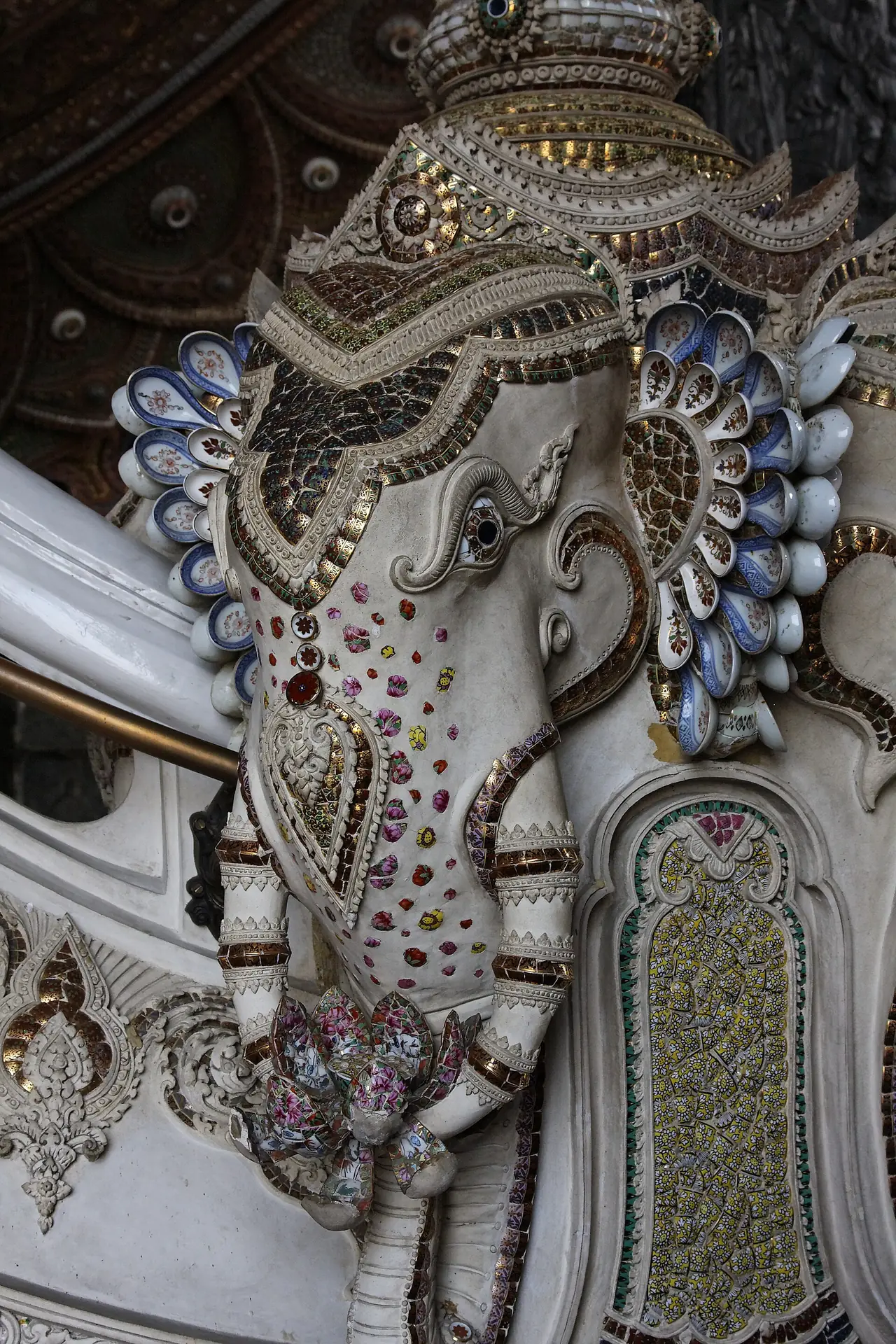 งานประดับรูปช้างที่พิพิธภัณฑ์ช้างเอราวัณ ภาพของ Ddalbiez จาก Wikimedia Commons ใบอนุญาต CC BY-SA 3.0 ถ่ายเมื่อ พ.ย. 2551 Commons