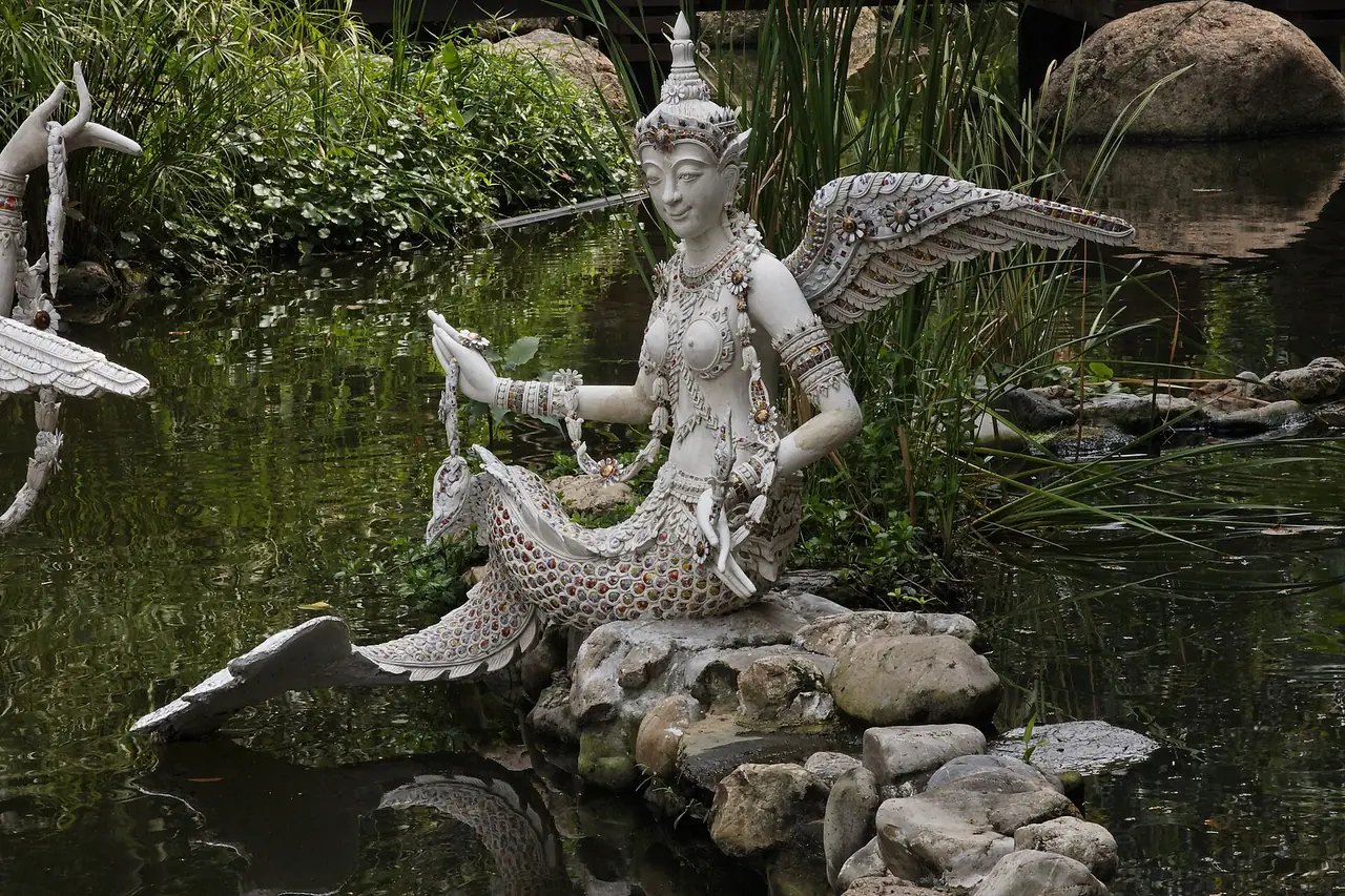 ประติมากรรมในสวนรอบพิพิธภัณฑ์ช้างเอราวัณ ภาพของ Ddalbiez จาก Wikimedia Commons ใบอนุญาต CC BY-SA 3.0 ถ่ายเมื่อ พ.ย. 2551 Commons