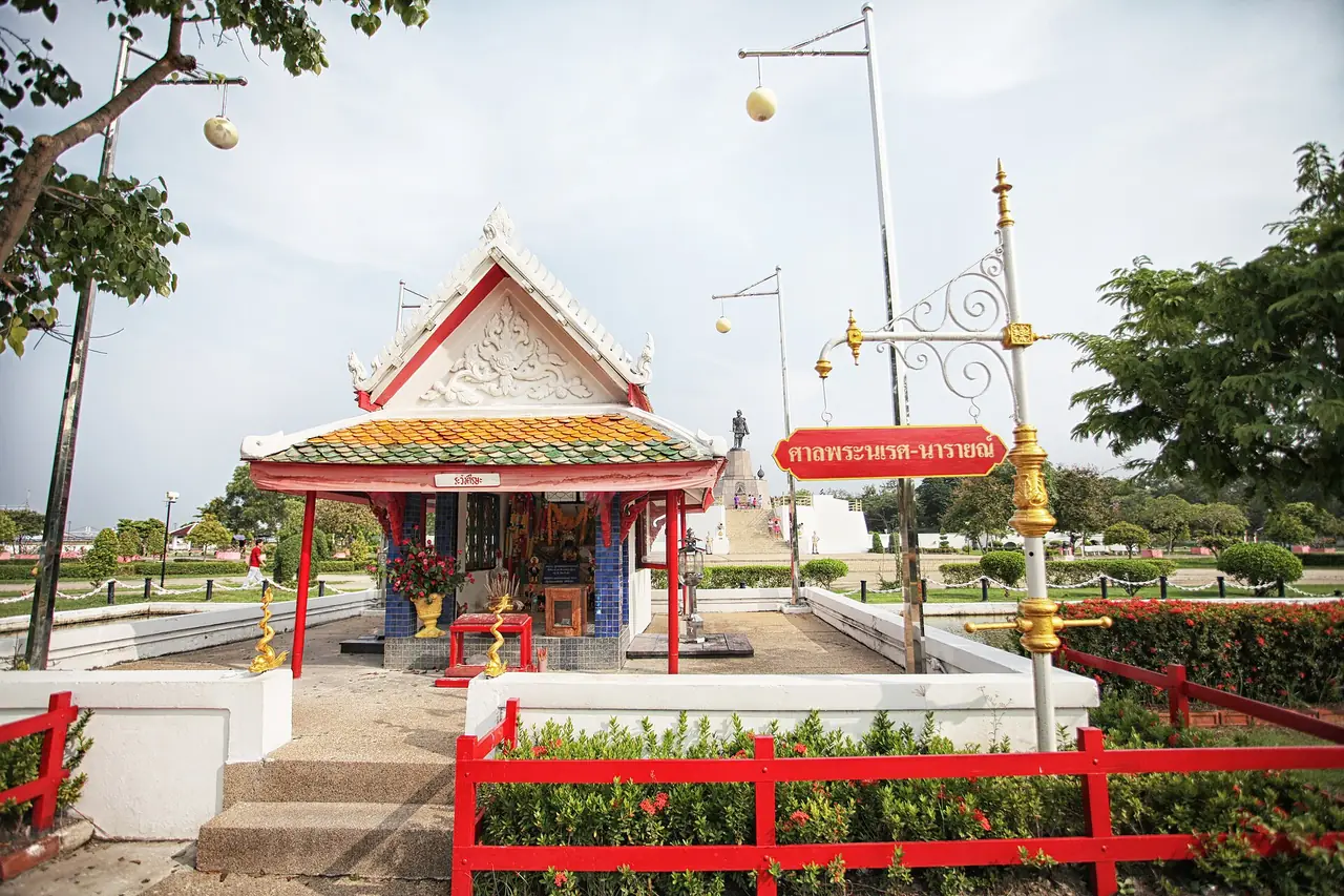 บริเวณป้อมพระจุลจอมเกล้า ภาพของ Kittipong khunnen จาก Wikimedia Commons ใบอนุญาต CC BY-SA 3.0 ถ่ายเมื่อ ต.ค. 2555 Commons
