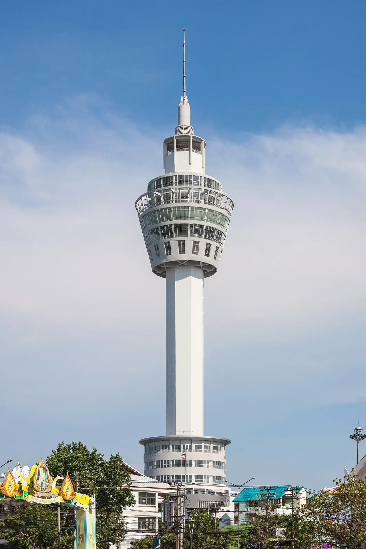หอชมเมืองสมุทรปราการ (Gulf of Thailand Learning Tower) ภาพของ Supanut Arunoprayote จาก Wikimedia Commons ใบอนุญาต CC BY 4.0 Commons
