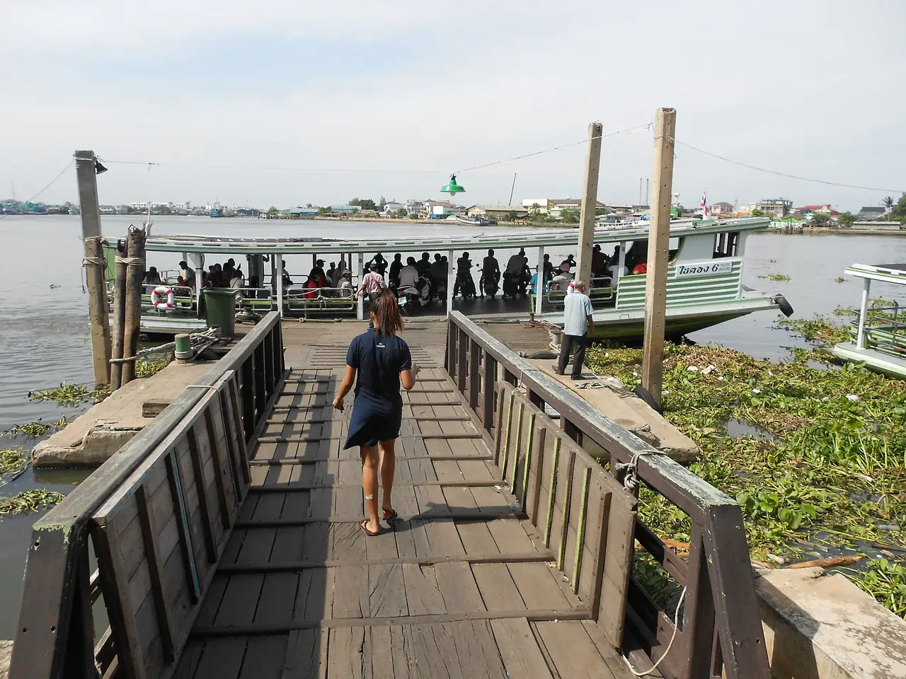 ท่าเรือข้ามฟากแม่น้ำท่าจีนที่มหาชัย ตามคำอธิบายบน Commons ว่าเชื่อมสองช่วงของทางรถไฟสายแม่กลอง