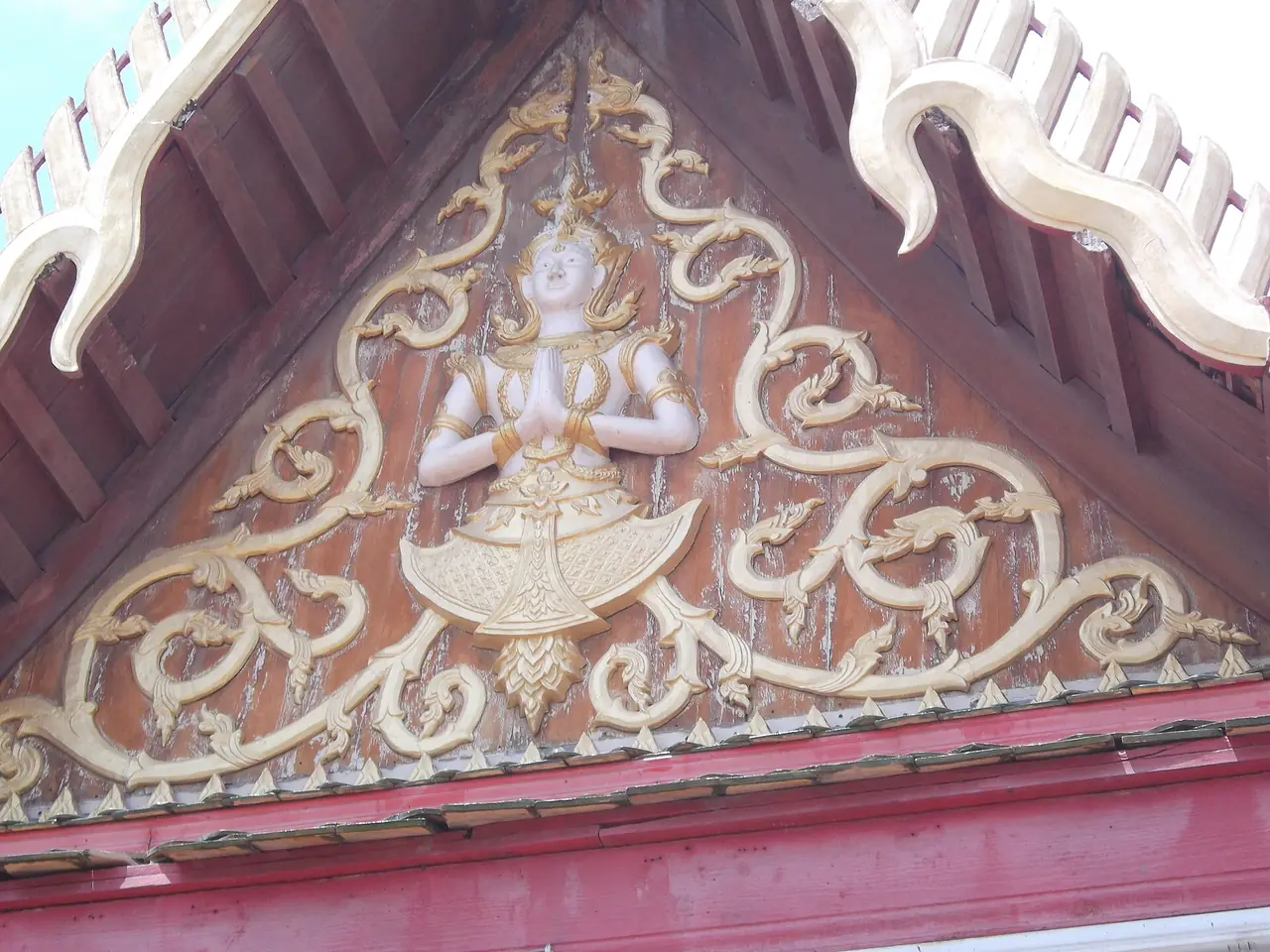 ลายหน้าบันที่วัดโกรกกราก ตามชื่อไฟล์บน Wikimedia Commons