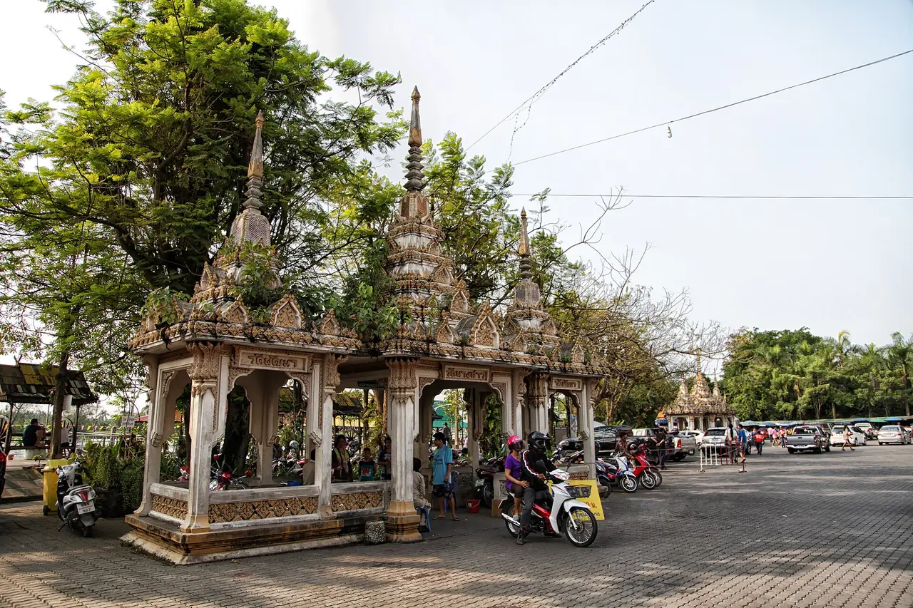 บริเวณวัดนางสาว ตามชื่อไฟล์ที่ Wikimedia Commons ระบุว่าเป็นวัดนางสาว