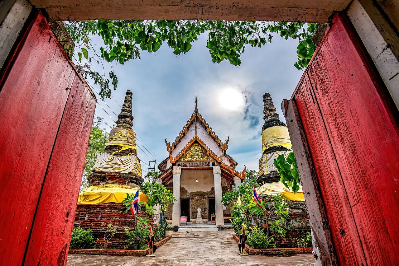 ประตูวัดมองเห็นเจดีย์และอุโบสถของวัดโคกขาม ตามชื่อไฟล์บน Wikimedia Commons