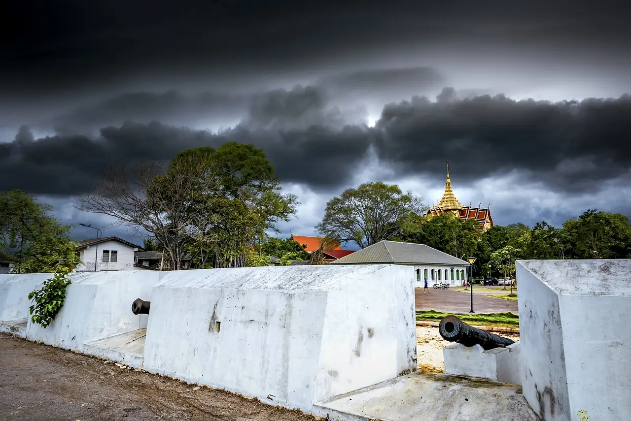 กำแพงและปืนใหญ่ของป้อมวิเชียรโชฎก ตามชื่อไฟล์บน Wikimedia Commons