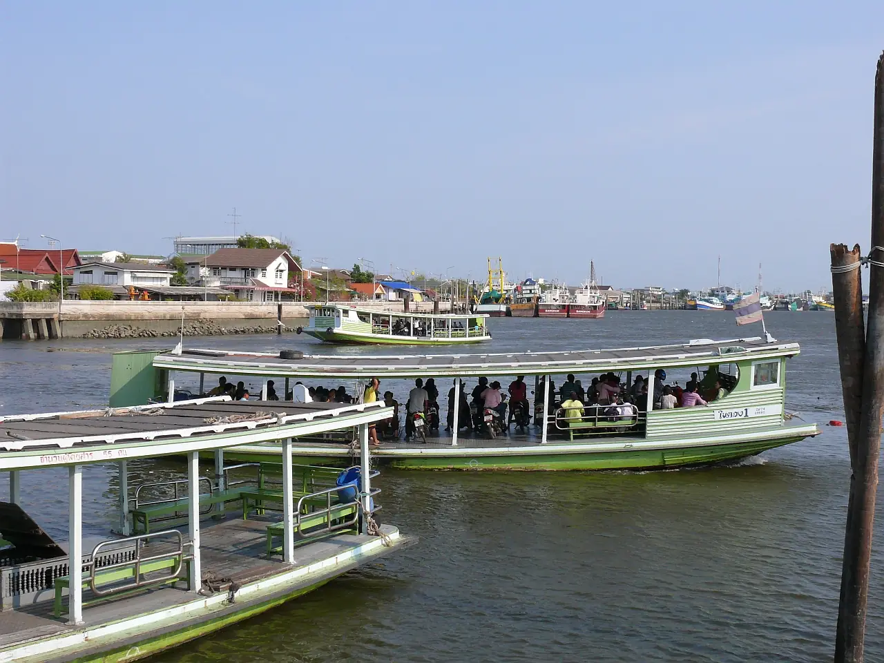เรือข้ามฟากแม่น้ำท่าจีนที่ท่าเรือมหาชัย ภาพถ่ายเมื่อปี 2553 ตามคำอธิบายบน Commons ว่าเป็นเรือไปบ้านแหลม