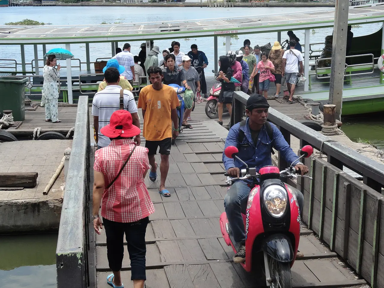 การขึ้นเรือข้ามจากมหาชัยไปบ้านแหลม ภาพของ Fabio Achilli จาก Wikimedia Commons ใบอนุญาต CC BY 2.0 คำบรรยายบน Commons ว่าเป็นเรือจากมหาชัยไปบ้านแหลม ไม่ระบุปีที่ถ่ายในข้อความที่เราอ่าน