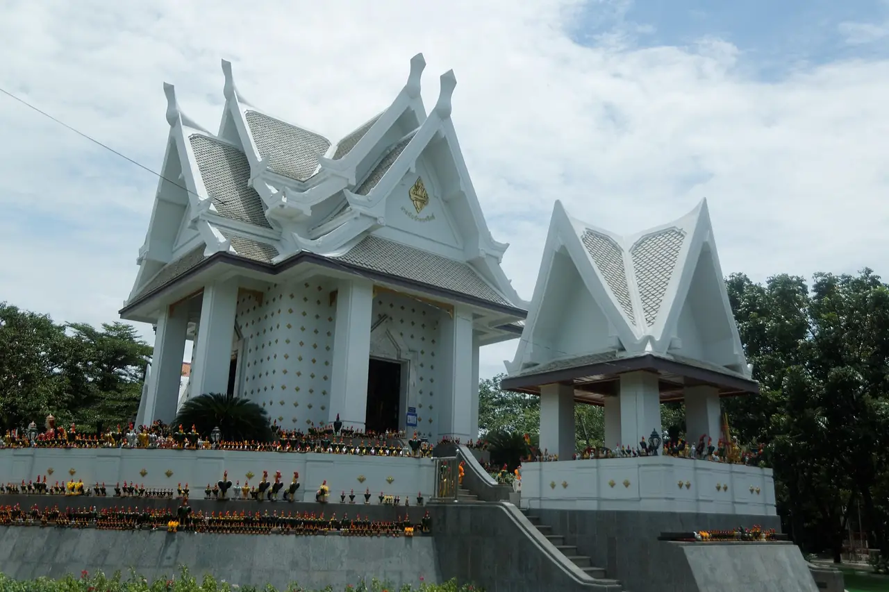 บริเวณศาลพันท้ายนรสิงห์ ภาพของ Ahoerstemeier จาก Wikimedia Commons ใบอนุญาต CC BY 4.0 ไม่ระบุปีที่ถ่ายและไม่ระบุจุดที่แน่ชัดในอุทยาน