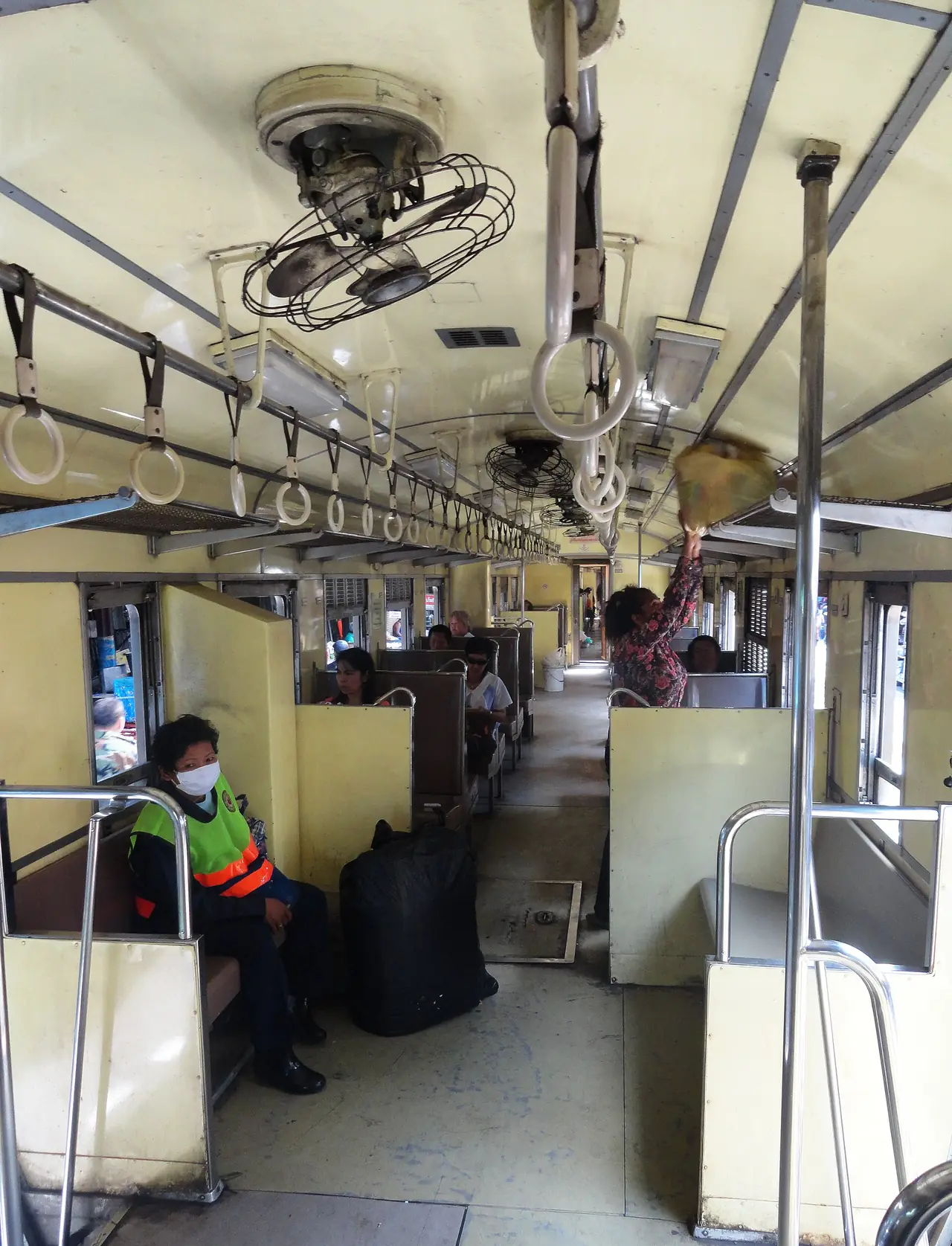 รถไฟสายแม่กลองระหว่างสถานีวงเวียนใหญ่กับมหาชัย ภาพของ Fabio Achilli จาก Wikimedia Commons ใบอนุญาต CC BY 2.0 คำบรรยายบน Commons ว่าถ่ายจากบนขบวนรถระหว่างสถานีวงเวียนใหญ่กับมหาชัย ไม่ระบุปีที่ถ่ายในข้อความที่เราอ่าน