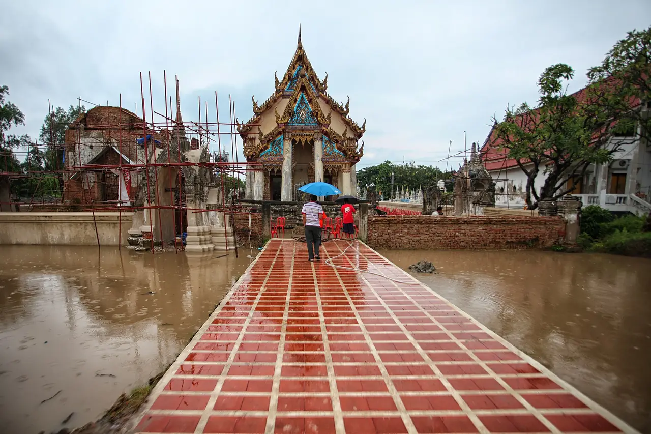 วัดใหญ่จอมประสาท สมุทรสาคร ภาพของ Kittipong khunnen จาก Wikimedia Commons ใบอนุญาต CC BY-SA 3.0 คำบรรยายบน Commons ว่าเป็นโบราณสถานในประเทศไทย ไม่ระบุปีที่ถ่าย