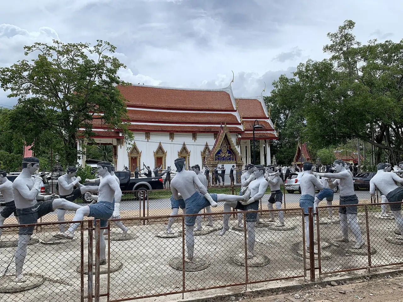 Wat Bang Kung in Bang Khonthi, with statues in the foreground
