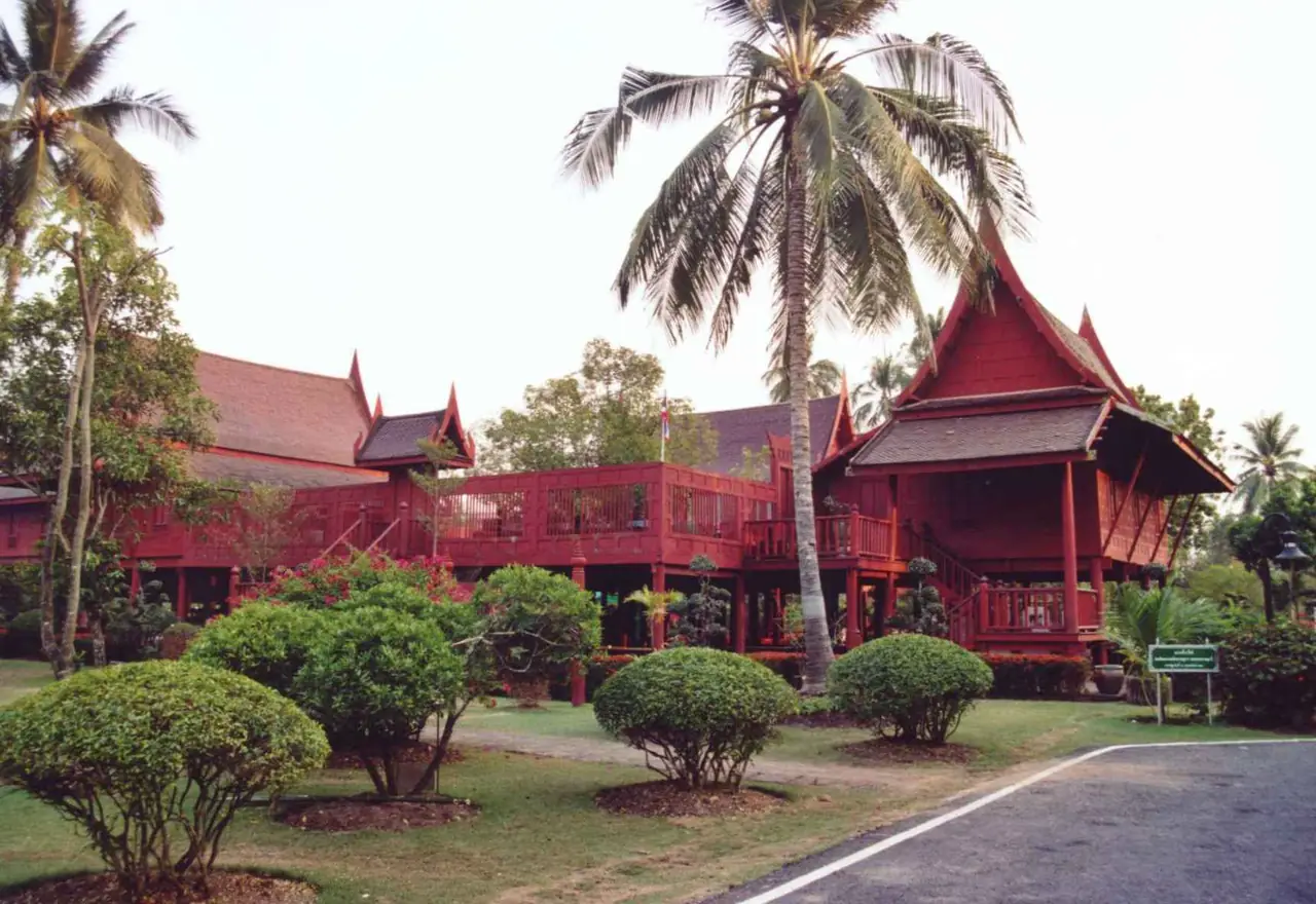 เรือนไทยหมู่ในอุทยาน ร.2 อัมพวา ภาพของ Ahoerstemeier จาก Wikimedia Commons ใบอนุญาต CC BY-SA 3.0
