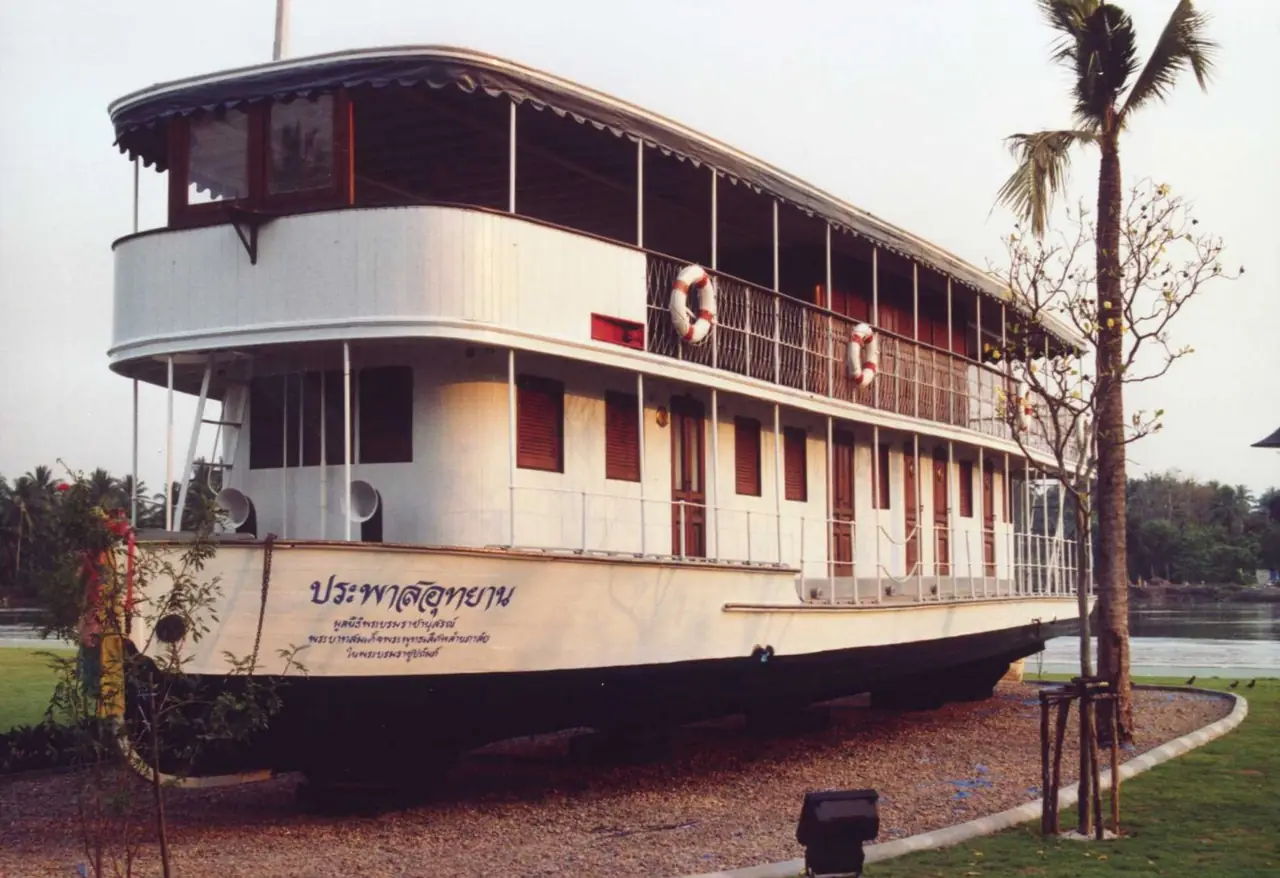 เรือที่ใช้ในสมัยรัชกาลที่ 2 ตั้งแสดงในอุทยาน ร.2 ภาพของ Ahoerstemeier จาก Wikimedia Commons ใบอนุญาต CC BY-SA 3.0 คำบรรยายตามไฟล์ใน Commons