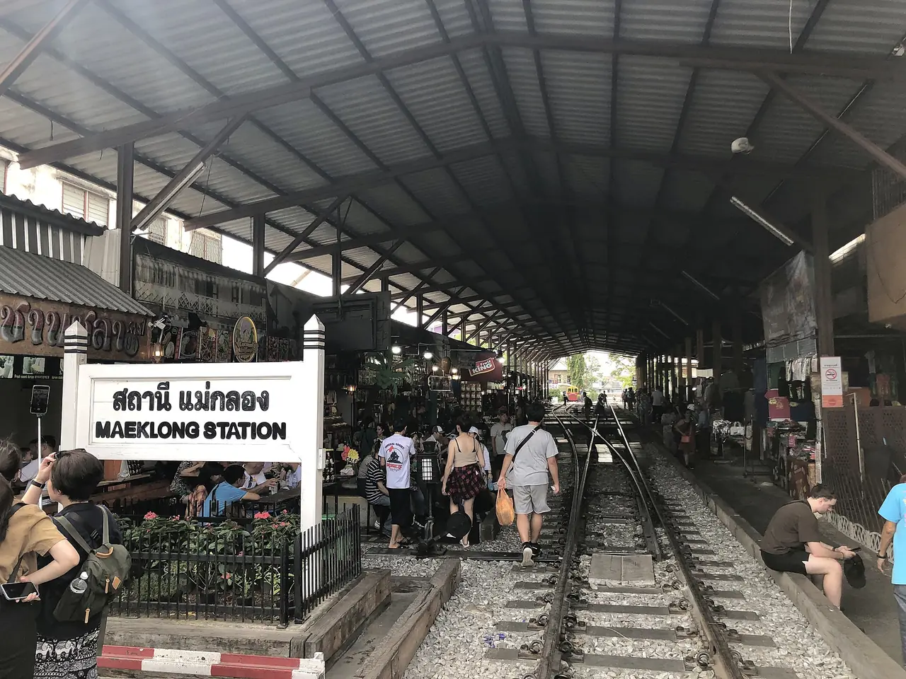 สถานีรถไฟแม่กลอง ภาพของ Codas จาก Wikimedia Commons ใบอนุญาต CC BY-SA 4.0