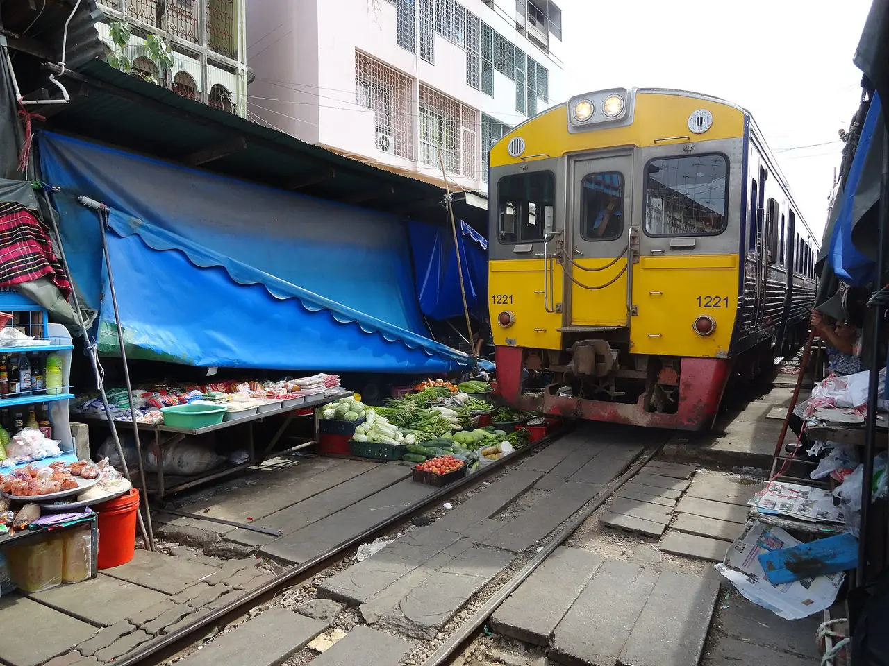 รถไฟเข้าสถานีแม่กลอง ผู้คนรอถ่ายภาพ ภาพของ Fabio Achilli จาก Wikimedia Commons ใบอนุญาต CC BY 2.0