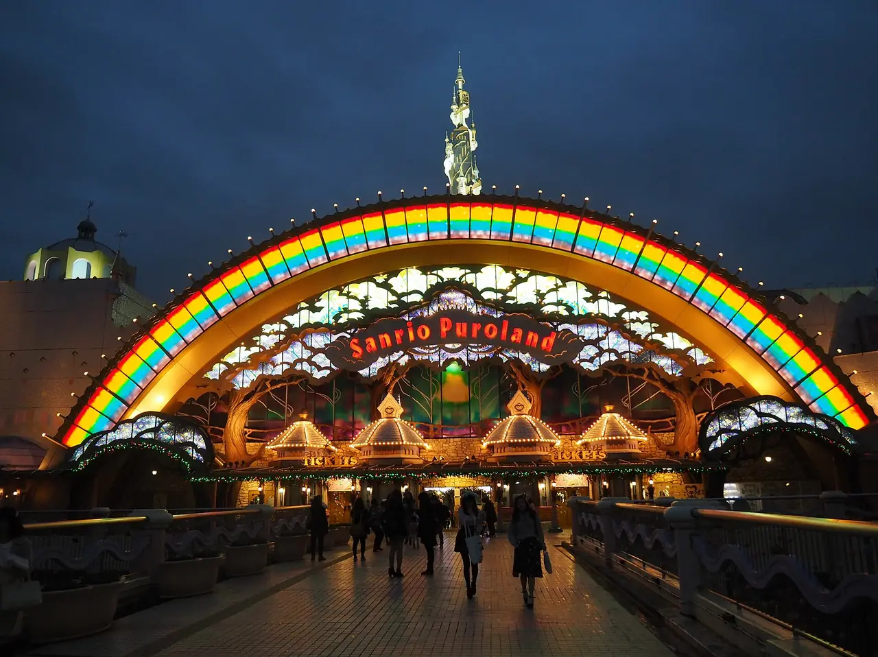 ซุ้มรุ้งทางเข้า Sanrio Puroland ตอนพลบค่ำ