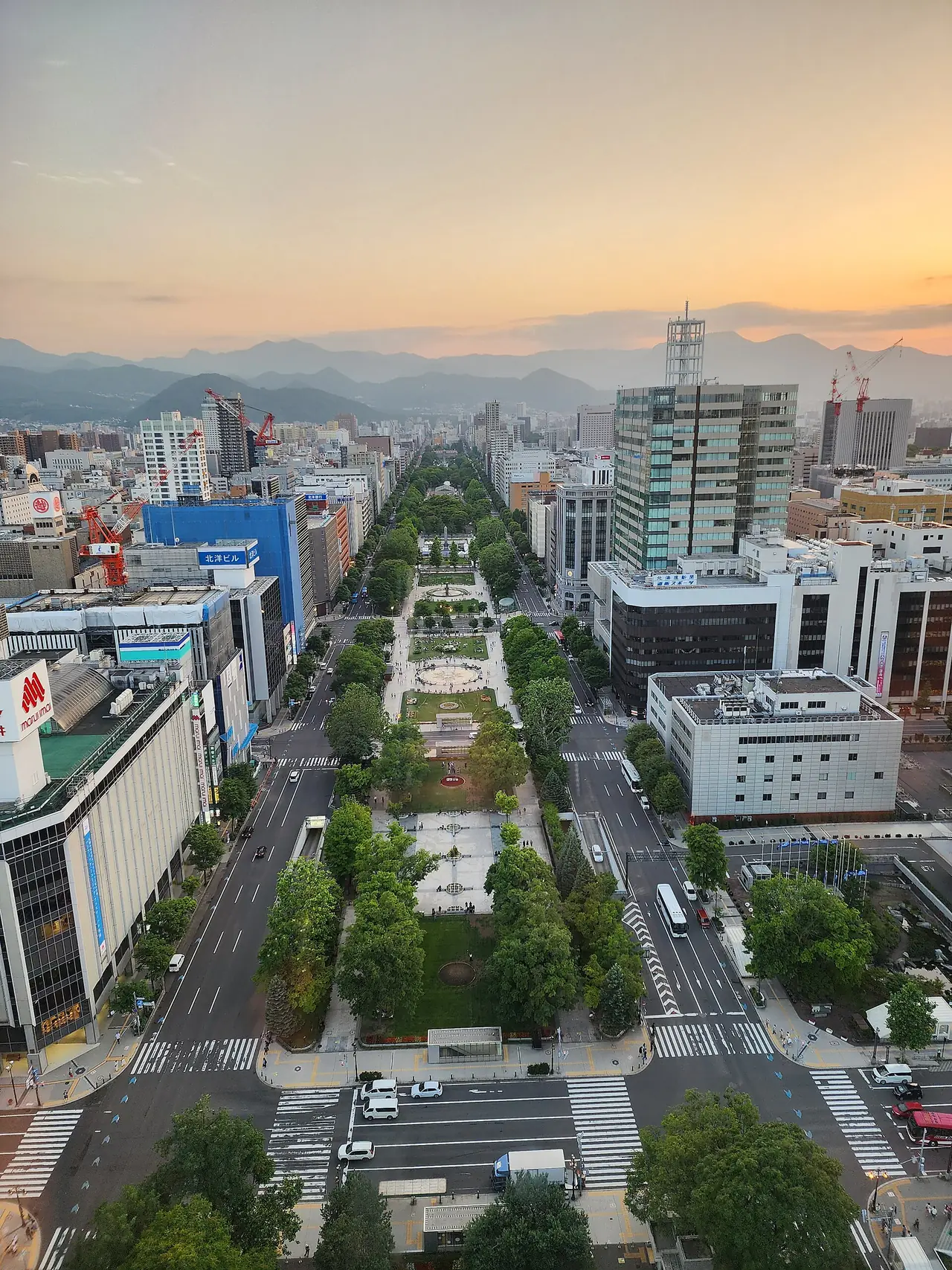 สวนโอโดริและหอคอยโทรทัศน์ซัปโปโรมองจากมุมสูงตอนเย็น (ภาพบรรยากาศ ไม่ใช่โรงแรมใดโดยเฉพาะ)