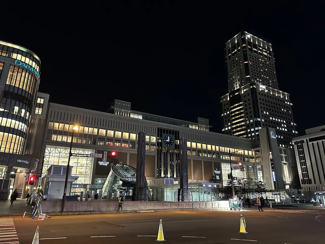 สถานี JR ซัปโปโรตอนกลางคืน (ภาพสถานีและตึกรอบสถานี)