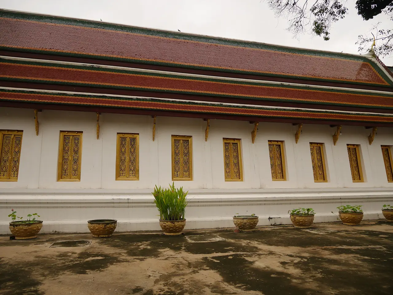 หน้าต่างลายทองและหลังคาซ้อนชั้นของอาคารในวัดพระพุทธบาท