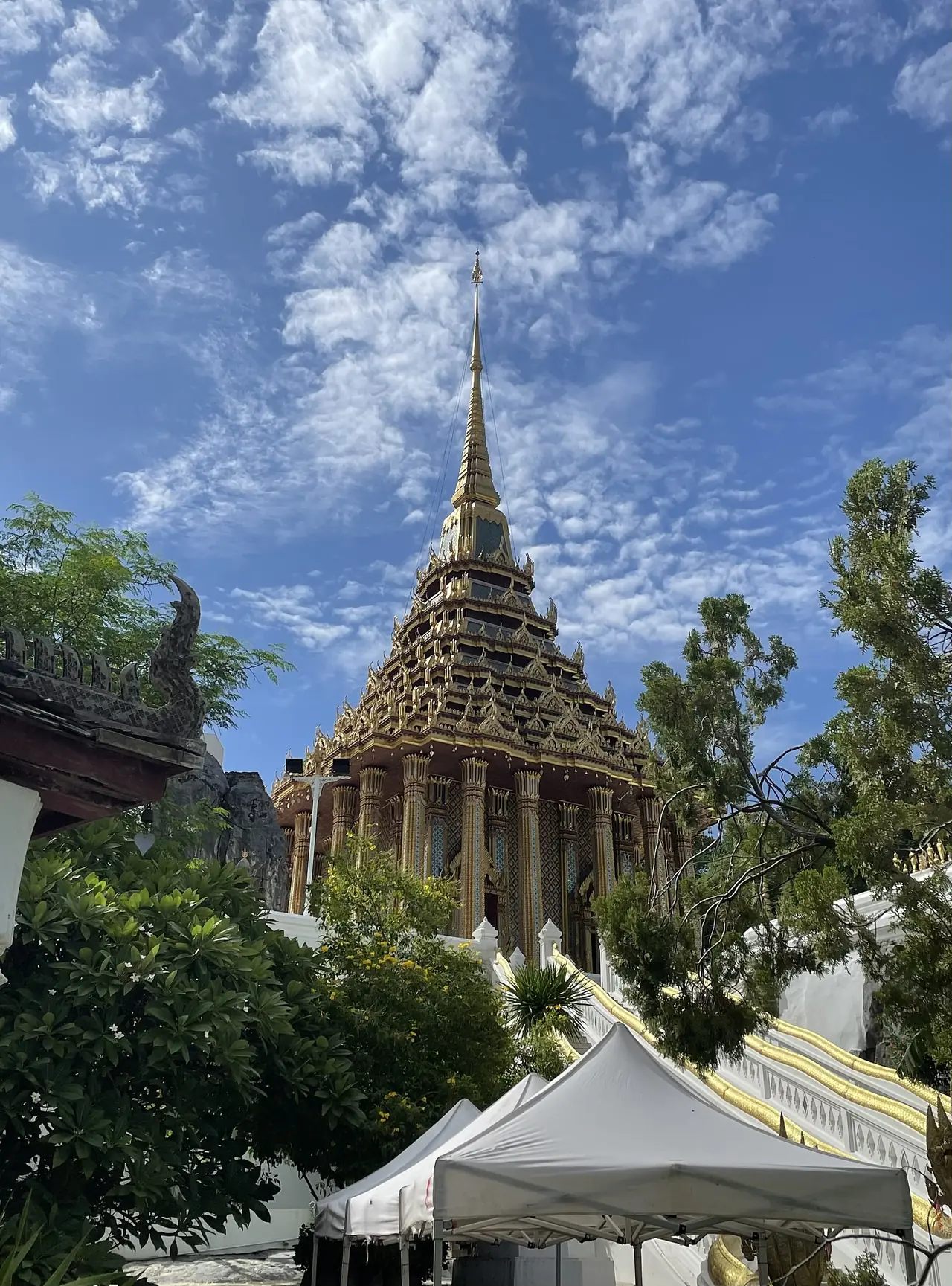 มณฑปยอดแหลมของวัดพระพุทธบาทมองจากบันไดทางขึ้น