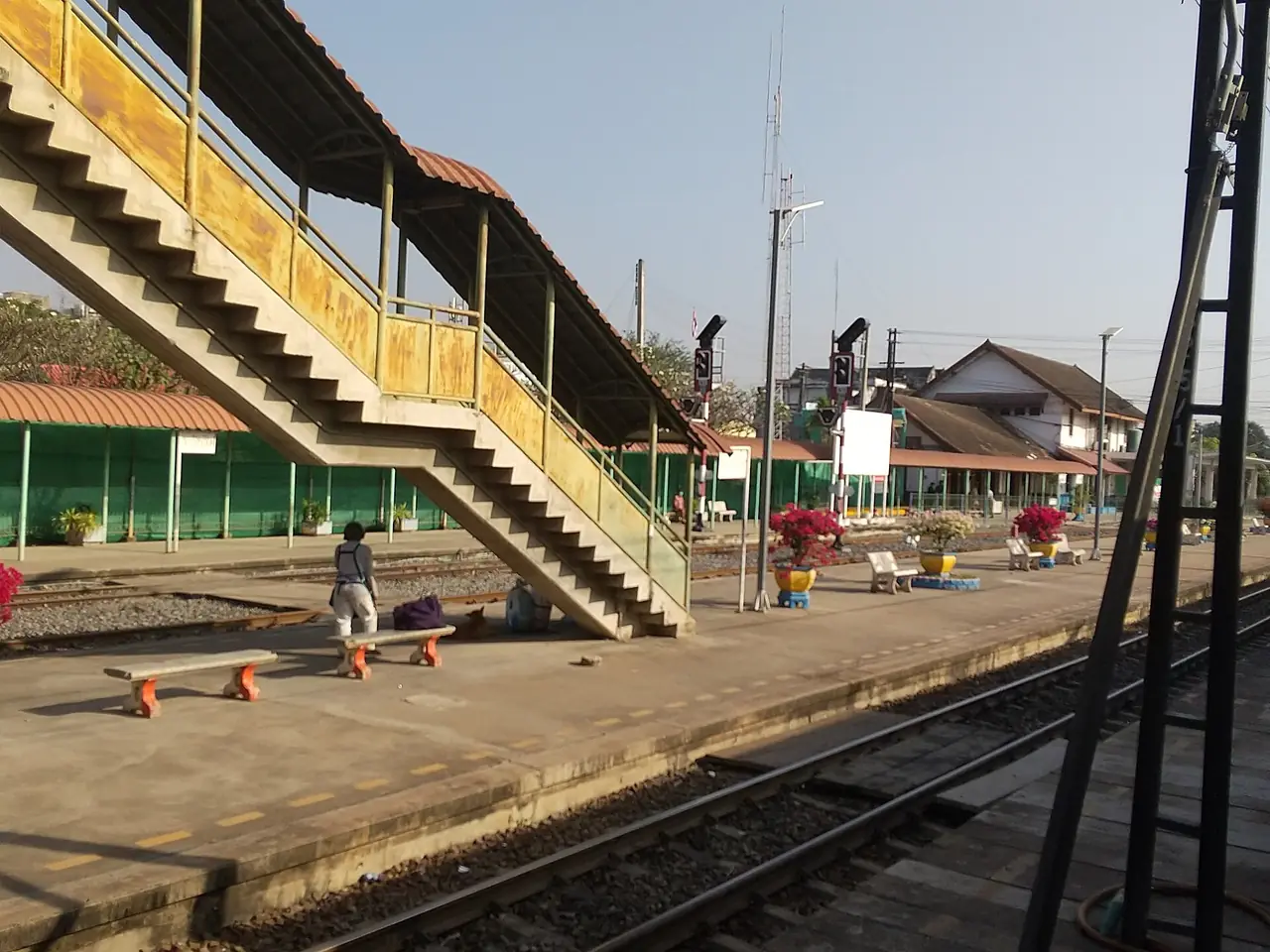 ชานชาลาและสะพานลอยคนเดินที่สถานีรถไฟแก่งคอย