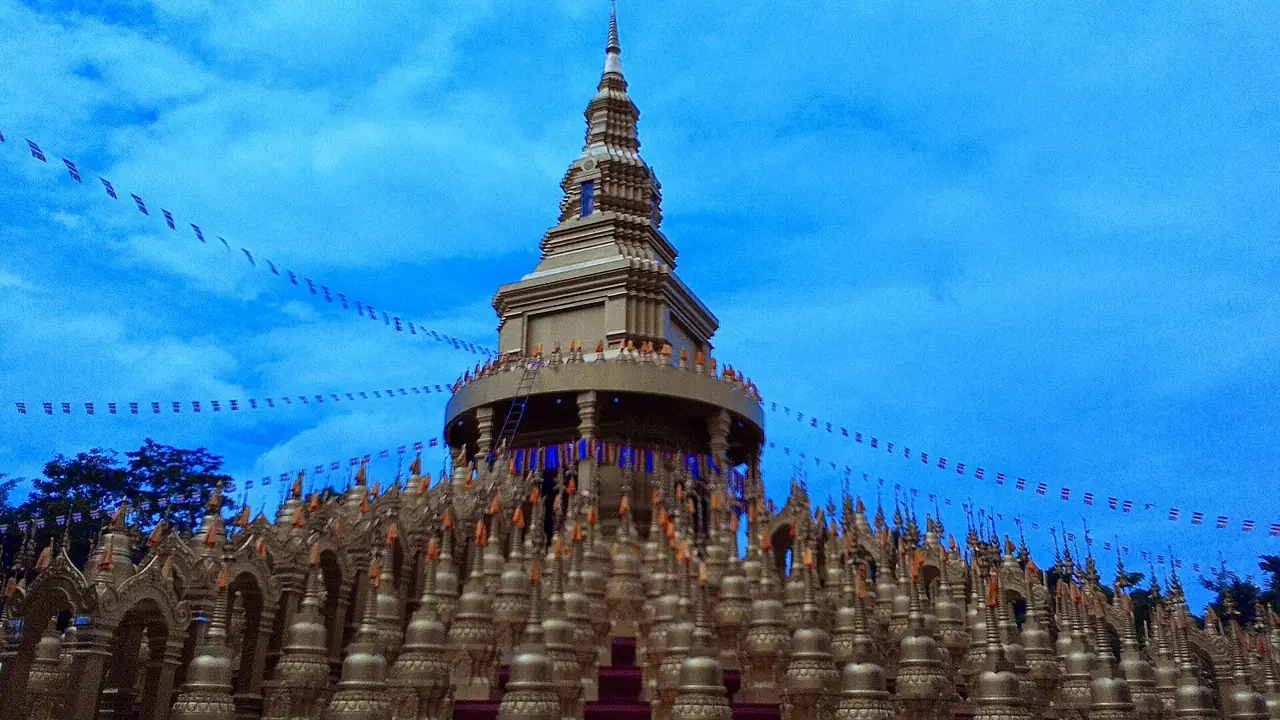 เจดีย์ประธานและเจดีย์บริวารจำนวนมากของวัดป่าสว่างบุญ ชะอม แก่งคอย ตามชื่อไฟล์ ภาพของ วีรพล ตัณฑะเตมีย์ จาก Wikimedia Commons ใบอนุญาต CC BY 3.0