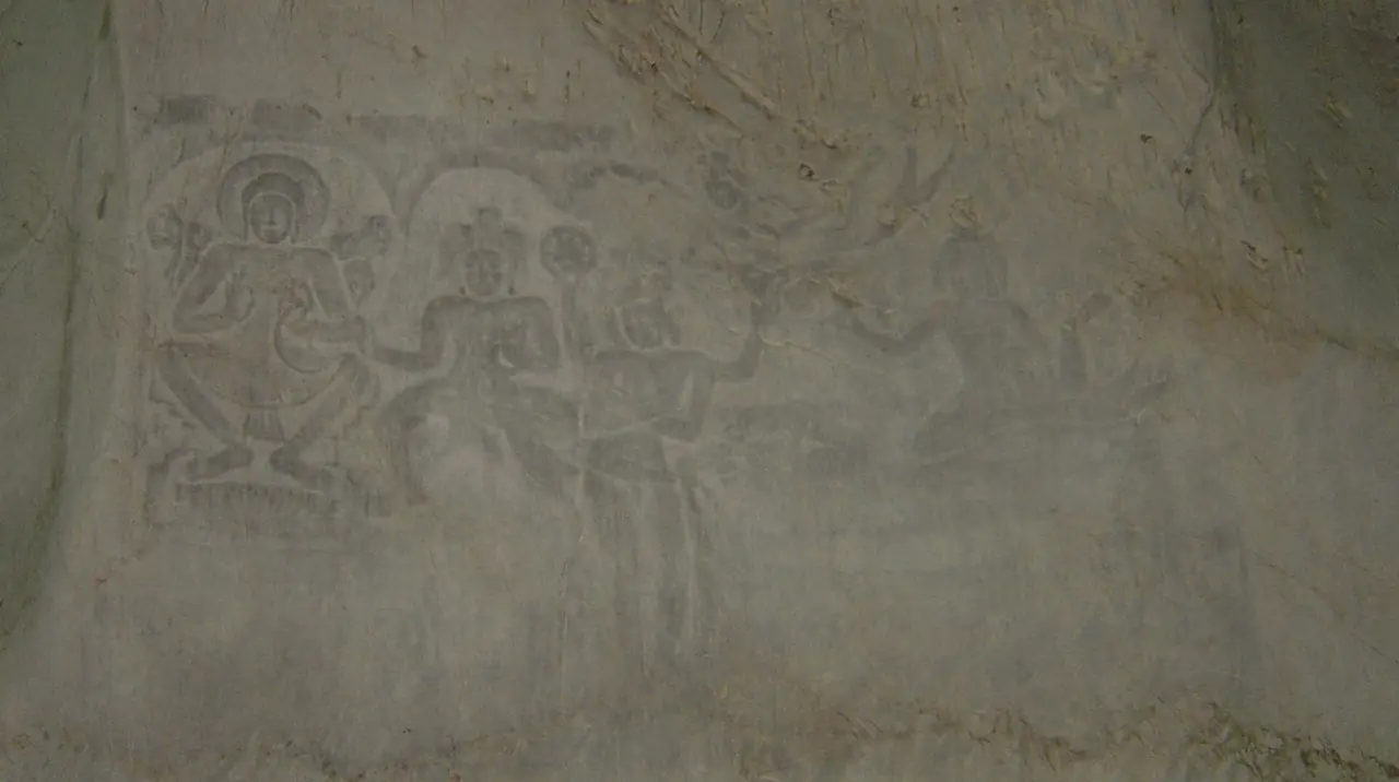 ลายสลักนูนต่ำบนผนังหินที่ผู้ถ่ายตั้งชื่อไฟล์ว่าถ้ำพระโพธิสัตว์ ภาพของ Htawmonzel จาก Wikimedia Commons ใบอนุญาต CC BY-SA 4.0