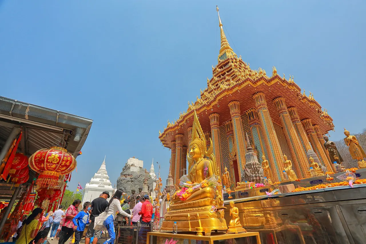 ภาพประกอบ สระบุรี: วัดพระพุทธบาท สระบุรี ค่าเข้า เวลา พิพิธภัณฑ์ ตักบาตรดอกไม้