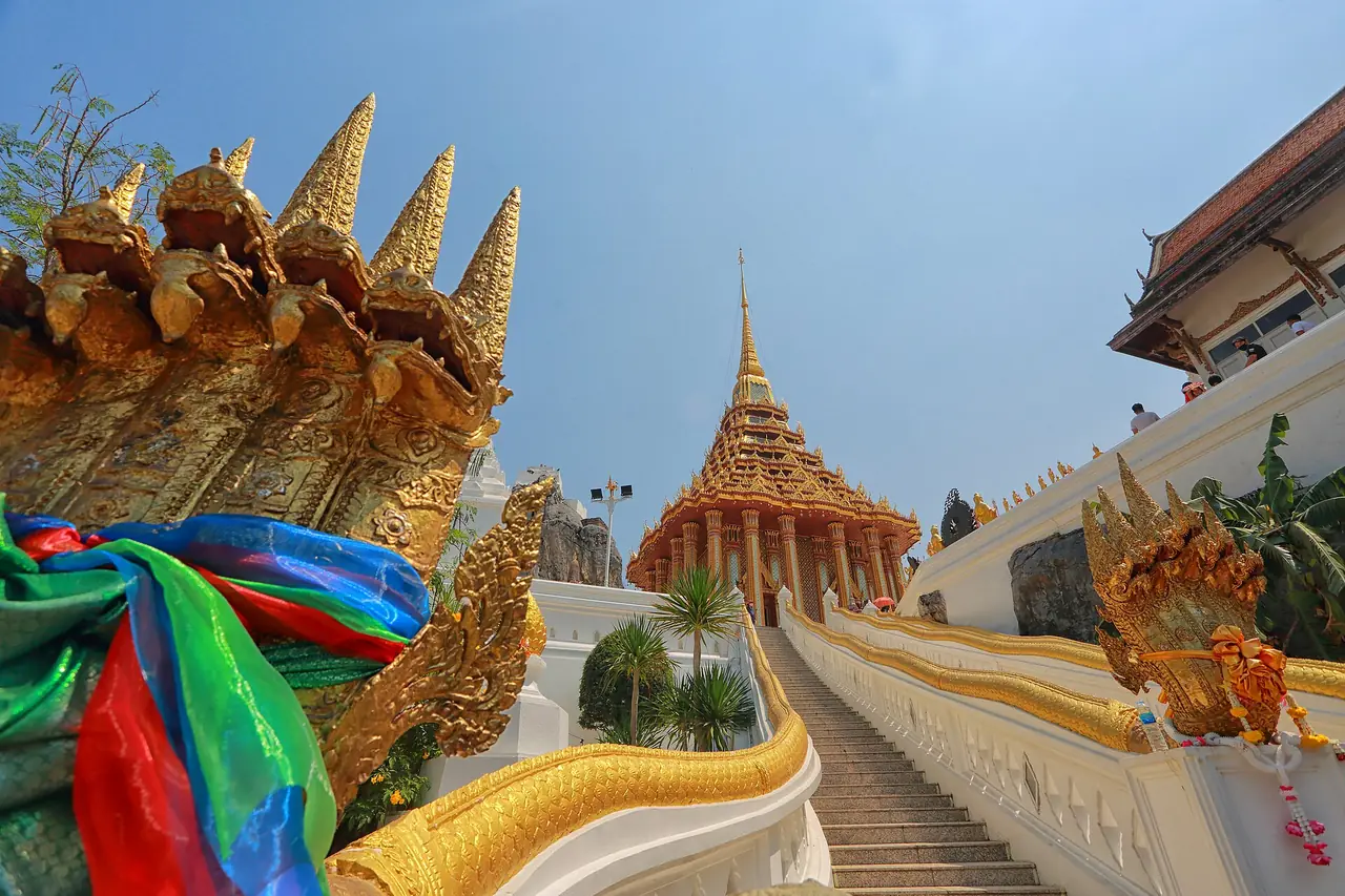บันไดนาคทอดขึ้นพระมณฑปที่วัดพระพุทธบาท ภาพของ Yakuzakorat จาก Wikimedia Commons ใบอนุญาต CC BY-SA 4.0