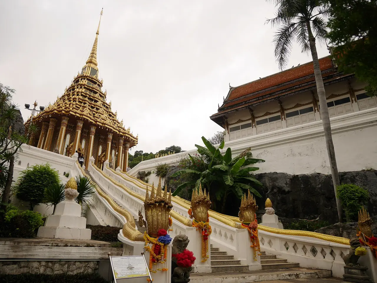 พระมณฑปและบันไดนาคของวัดพระพุทธบาทมองจากด้านล่าง ภาพของกสิณธร ราชโอรส จาก Wikimedia Commons ใบอนุญาต CC BY-SA 4.0