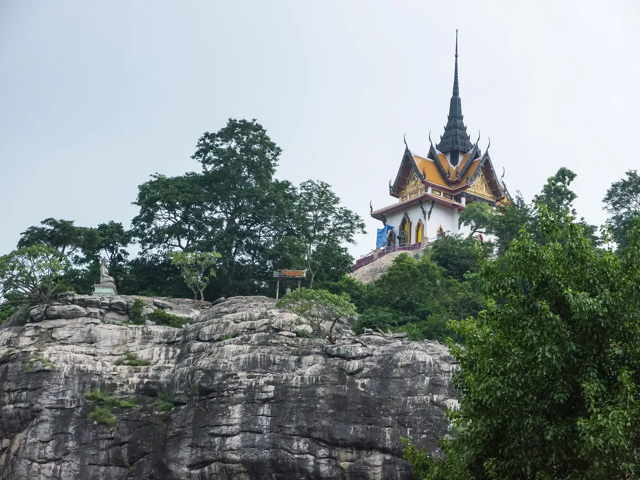 อาคารทรงไทยบนเนินเหนือหน้าผาหินของวัดพระพุทธฉาย ภาพของ CKasa จาก Wikimedia Commons ใบอนุญาต CC BY-SA 3.0