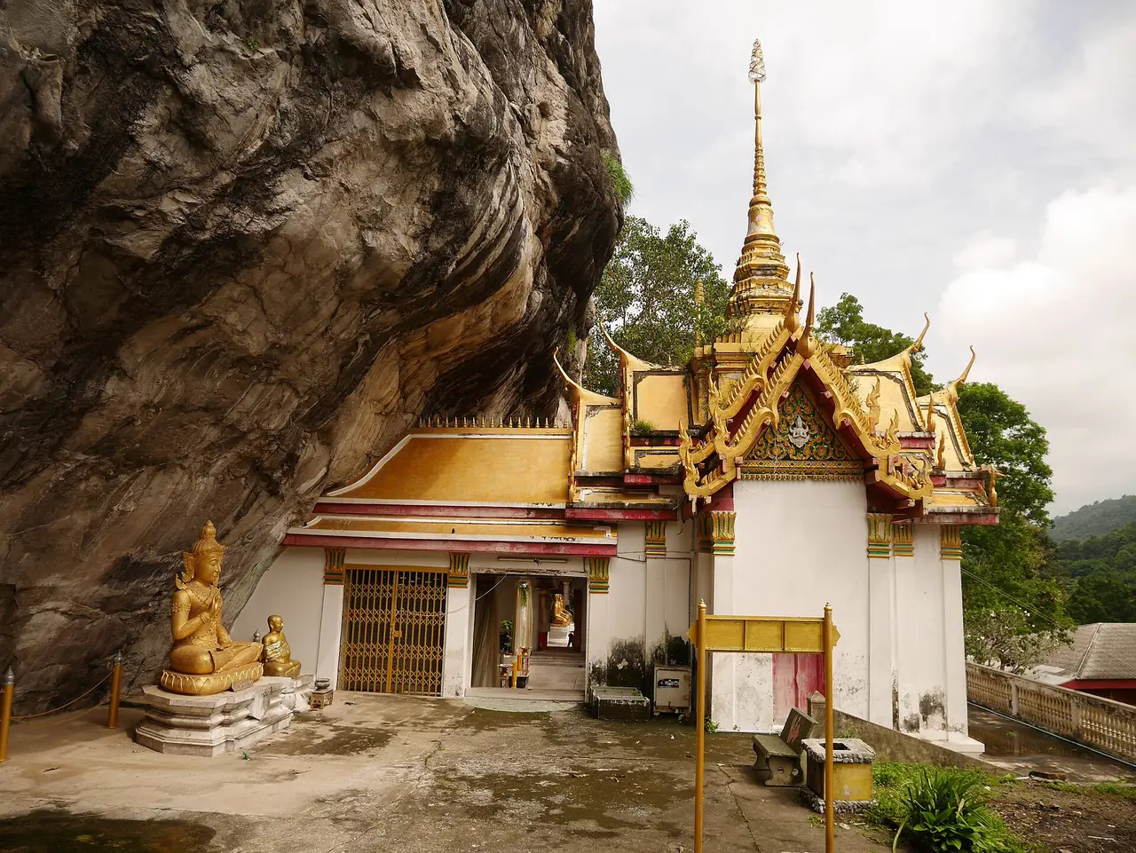 อาคารทรงไทยยอดแหลมที่สร้างชิดผนังหินเว้าของวัดพระพุทธฉาย ภาพของ กสิณธร ราชโอรส จาก Wikimedia Commons ใบอนุญาต CC BY-SA 4.0