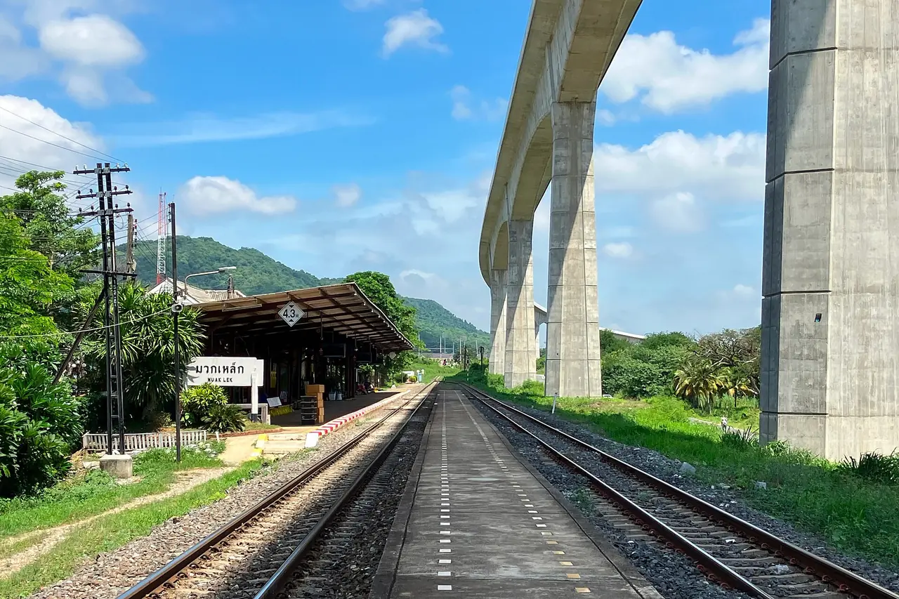 ชานชาลาสถานีรถไฟมวกเหล็กเก่า ปี 2566 ภาพของ Paul_012 จาก Wikimedia Commons ใบอนุญาต CC BY-SA 4.0