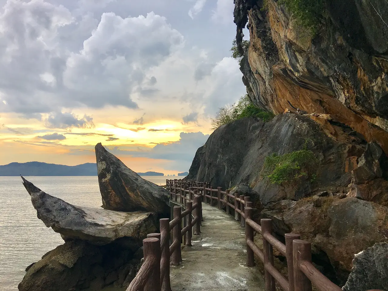 หมู่เกาะเภตรา สตูล ภาพของ Samornthip จาก Wikimedia Commons ใบอนุญาต CC BY-SA 4.0 คำบรรยายภาพบน Commons ระบุเพียงชื่ออุทยาน