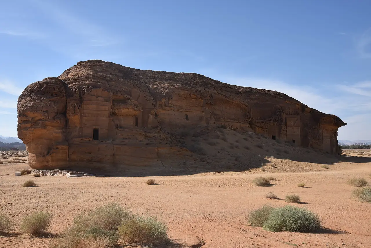หลุมศพกลุ่ม Jabal al-Ahmar ที่เฮกรา ภาพจาก Wikimedia Commons ผู้ถ่าย Following Hadrian สัญญา CC BY-SA 2.0