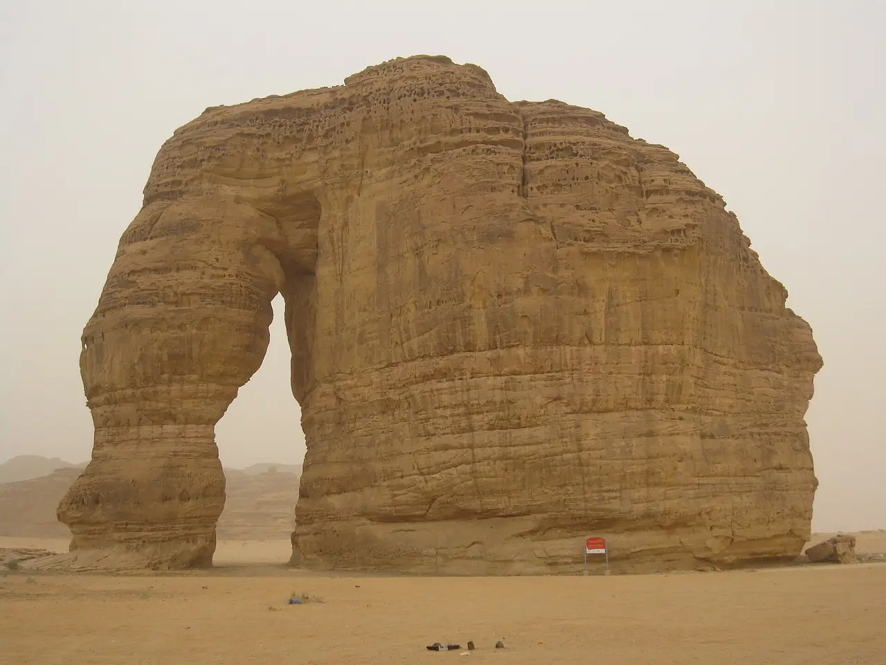 Elephant Rock ที่อัลอูลา ภาพปี 2554 ถ่ายโดย Pteropus conspicillatus ภาพจาก Wikimedia Commons สัญญา CC BY-SA 3.0