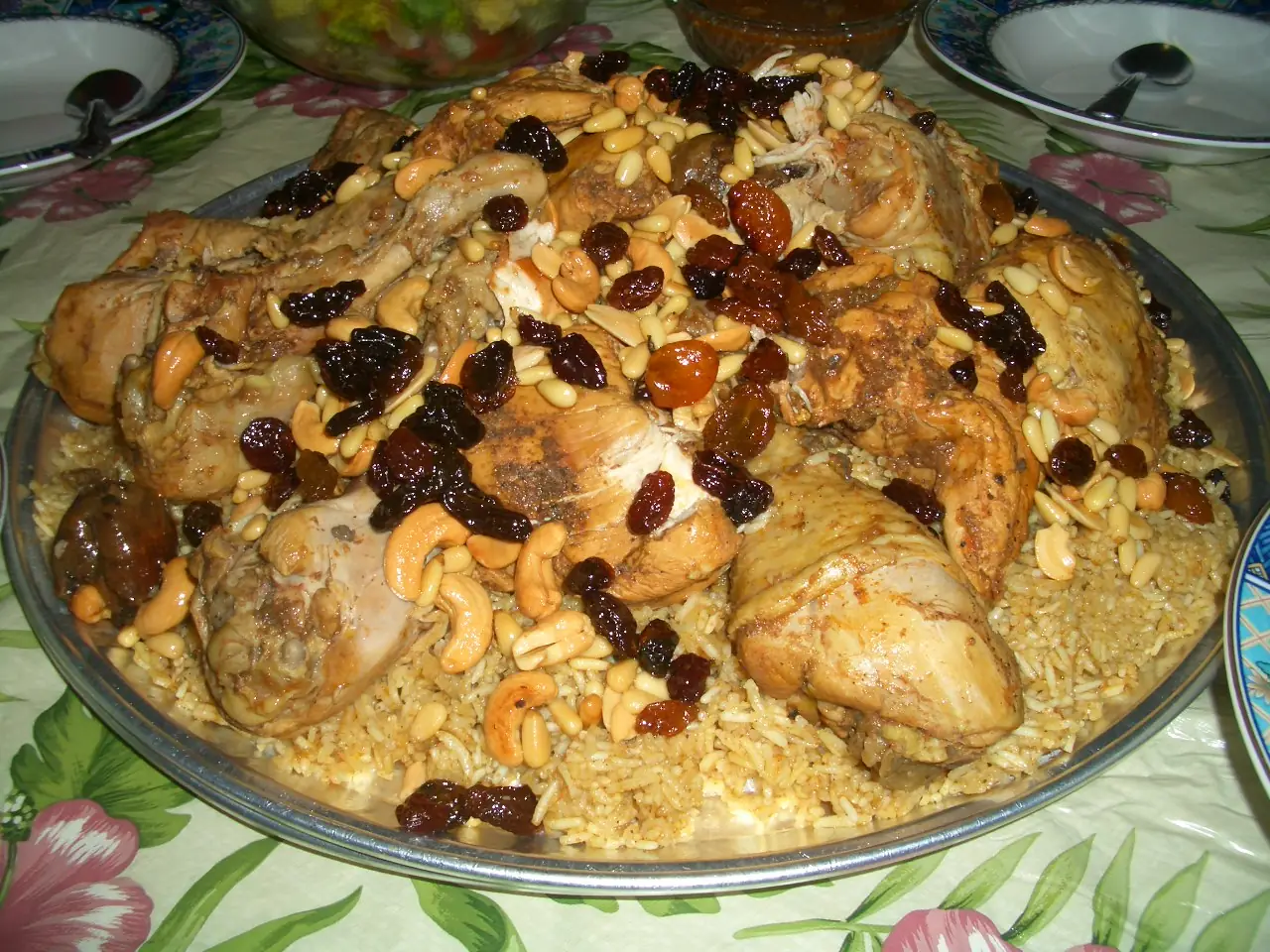 จานกับซา (Kabsa) ข้าวกับเนื้อสัตว์ ภาพสาธารณสมบัติจาก Wikimedia Commons ผู้ถ่าย Basel15 ภาพนี้เป็นภาพประกอบอาหาร ไม่ใช่ร้านที่เราแนะนำ