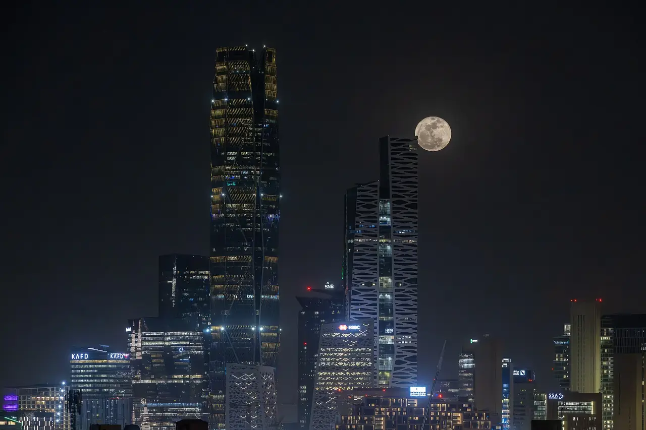 ตึกระฟ้าย่าน King Abdullah Financial District ในริยาดยามค่ำ ภาพปี 2569 จาก Wikimedia Commons สัญญา CC BY-SA 4.0