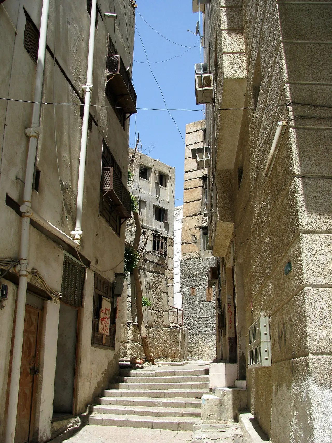 ซอยบันไดใน Souq Al-Alawi ในอัลบาลาด ถ่ายโดย Peter Dowley ภาพจาก Wikimedia Commons สัญญา CC BY 2.0