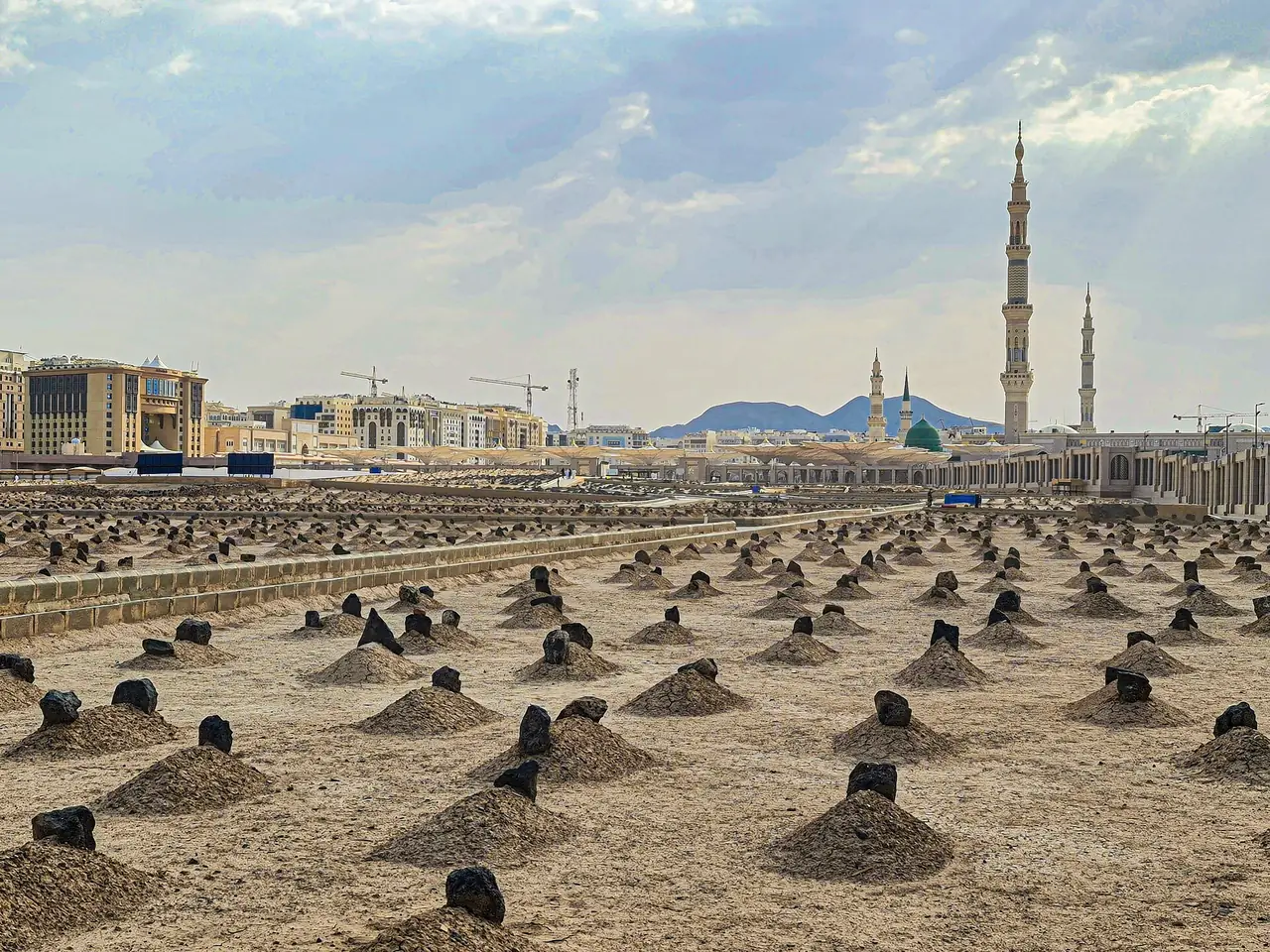 สุสานอัลบะกีอ์ในเมดินา ปี 2564 ถ่ายโดย Saleh Al Hussain ภาพจาก Wikimedia Commons สัญญา CC BY 4.0