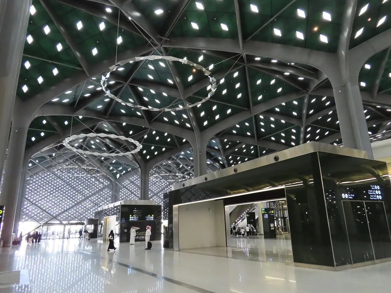 ภายในสถานีรถไฟความเร็วสูง Haramain ปี 2565 ถ่ายโดย amanderson2 ภาพจาก Wikimedia Commons สัญญา CC BY 2.0