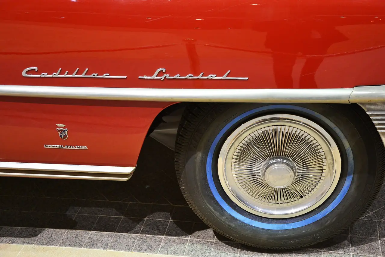 รถยนต์โบราณ Cadillac Special ที่จัดแสดงในพิพิธภัณฑ์ริยาด ภาพจาก Wikimedia Commons ผู้ถ่าย Sammy Six สัญญา CC BY 2.0 ภาพนี้เป็นตัวอย่างนิทรรศการ ไม่ใช่ห้องหลักของพิพิธภัณฑ์