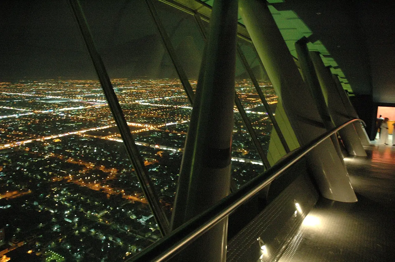 มุมมองจาก Sky Bridge ของ Kingdom Centre เห็นแสงไฟเมืองยามค่ำ ถ่ายโดย Jpatokal ภาพจาก Wikimedia Commons สัญญา CC BY-SA 4.0