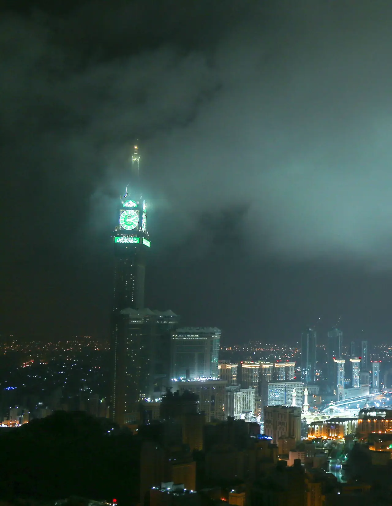 หอนาฬิกา Abraj Al Bait ใกล้มัสยิดอัลฮะรอมยามค่ำ ถ่ายโดย saudipics ภาพจาก Wikimedia Commons สัญญา CC BY-SA 4.0