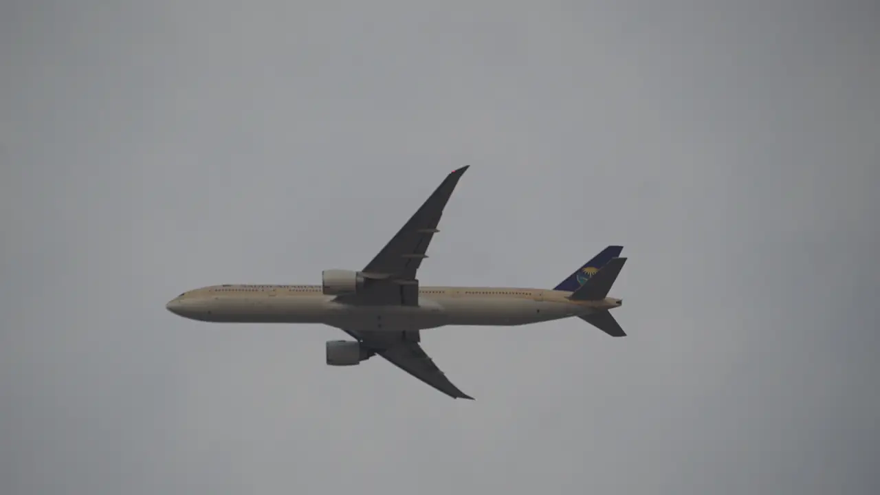 เครื่องบินของ Saudia กำลังลงสนามบินคิงอับดุลอาซีซ เจดดาห์ ปี 2564 ถ่ายโดย Elias ef55 ภาพจาก Wikimedia Commons สัญญา CC BY-SA 4.0