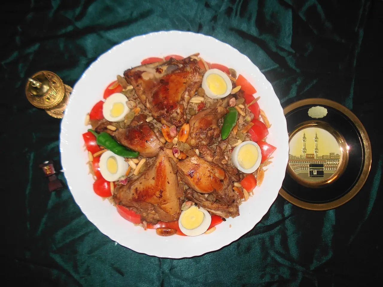 จานข้าวกับไก่แบบกับซา (Kabsa) อาหารประจำชาติซาอุดีอาระเบีย ถ่ายโดย Miansari66 ภาพจาก Wikimedia Commons สัญญา CC0